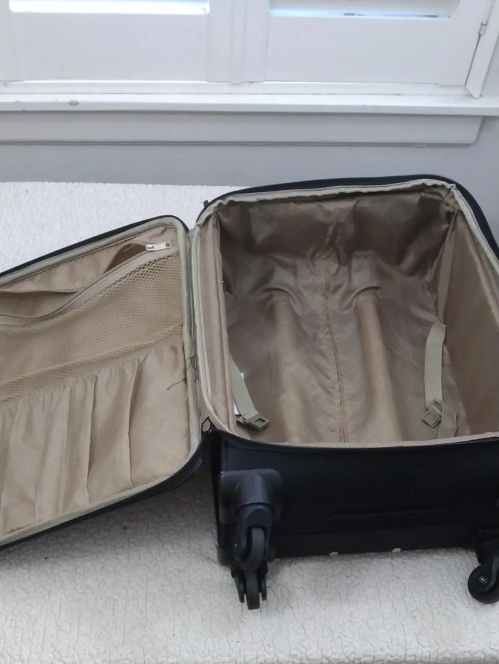 Samsonite Black Swivel Roller Carry On Suitcase